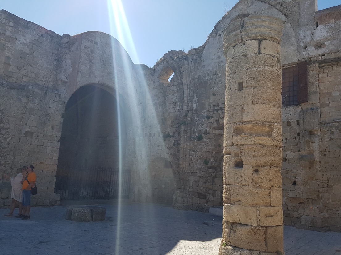 Hell erleuchtete Ruinen auf Rhodos
